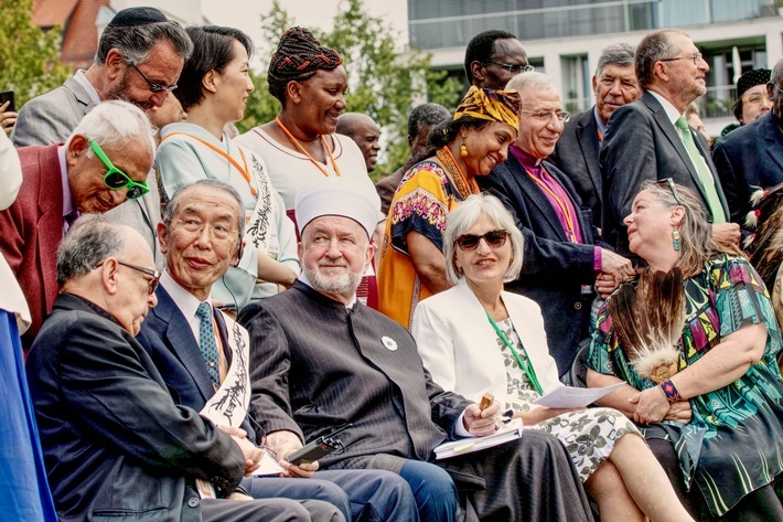 Mitglieder des Weltrats der Religionsführerinnen und Religionsführer von Religions for Peace unterhalten sich miteinander während der "Ring for Peace Ceremony" 2019 in Lindau am Bodensee. Der Weltrat hat 61 Mitglieder und besteht aus Repräsentantinnen und Repräsentanten der größten Glaubensgemeinschaften. / Weiterer Text über ots und www.presseportal.de/nr/156692 / Die Verwendung dieses Bildes ist für redaktionelle Zwecke unter Beachtung ggf. genannter Nutzungsbedingungen honorarfrei. Veröffentlichung bitte mit Bildrechte-Hinweis.
