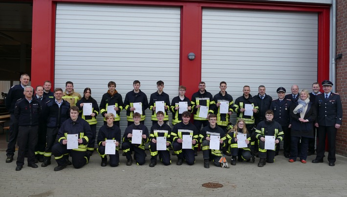 FW Südheide: 16 neue Einsatzkräfte für die Freiwillige Feuerwehr 12 neue Feuerwehrleute aus der Gemeinde Südheide und 4 Mitglieder aus der Gemeinde Faßberg erreichen die "Qualifikationsstufe Einsatzfähigkeit".