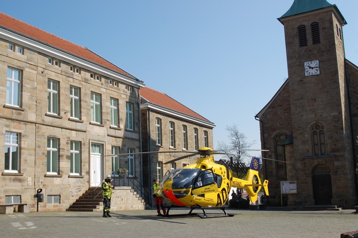 FW-EN: Patient über Drehleiter gerettet - Notarzt wird mit Hubschrauber eingeflogen.