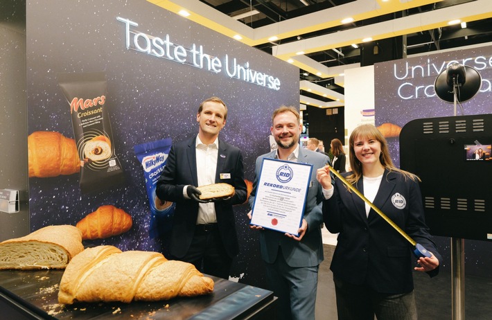 XXL-Croissant auf der Messe ISM – mit 85 Zentimetern holt KuchenMeister den Back-Weltrekord nach Deutschland