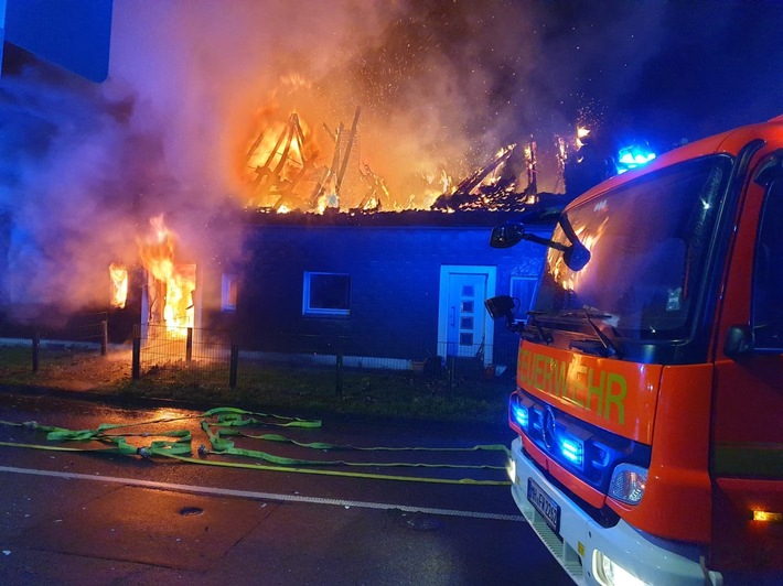FW-MH: Gebäudebrand mit Menschenrettung in Mülheim-Heißen