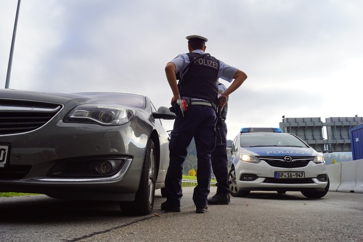 Bundespolizeidirektion München: Eine Fahrzeugbesatzung beschäftigt drei Sicherheitsbehörden/ Bundespolizei verweigert Serben die Einreise