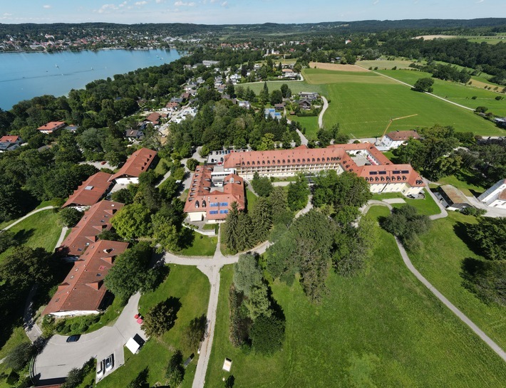 Die Marianne-Strauß-Klinik, Fachklinik für Multiple Sklerose, liegt direkt am Starnberger See. / Weiterer Text über ots und www.presseportal.de/nr/155289 / Die Verwendung dieses Bildes ist für redaktionelle Zwecke unter Beachtung ggf. genannter Nutzungsbedingungen honorarfrei. Veröffentlichung bitte mit Bildrechte-Hinweis.
