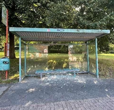 POL-STD: Kupferfallrohre von Buxtehuder Kirche entwendet, Drei Autos in Ahlerstedt aufgebrochen, Unbekannte zerstören Glasscheiben von drei Bushaltestellen in Stade