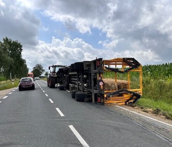 POL-HK: Bad Fallingbostel: Traktorgespann kippt um - Fahrer unter Alkohol (Foto im Anhang)