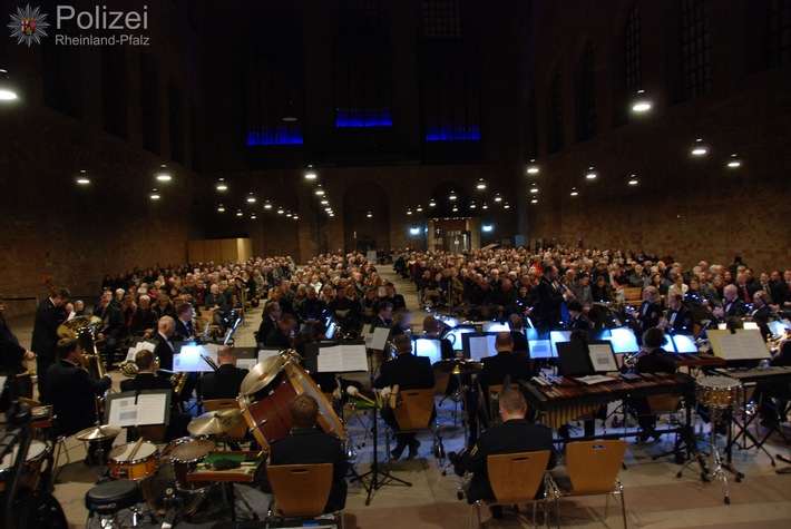 POL-PPTR: Landespolizeiorchester lockt mehr als 600 begeisterte Gäste in der Trierer Basilika - erfolgreiches Adventskonzert der Polizeipräsidiums