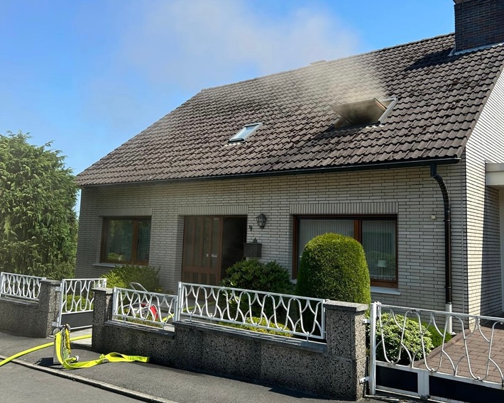 FW-EN: Feuerwehr löscht Zimmerbrand
