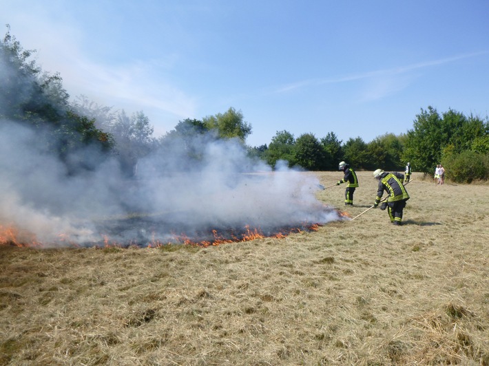 FW-DO: Feuerwehr löscht einen ausgedehnten Flächenbrand an der Stadtgrenze zu Lünen