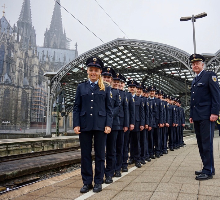 BPOL NRW: Bundespolizeiinspektion Köln heißt ihre neuen Märzmeister/innen willkommen