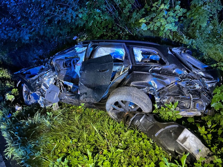 POL-LIP: Lemgo. In Kurve von der Fahrbahn abgekommen.