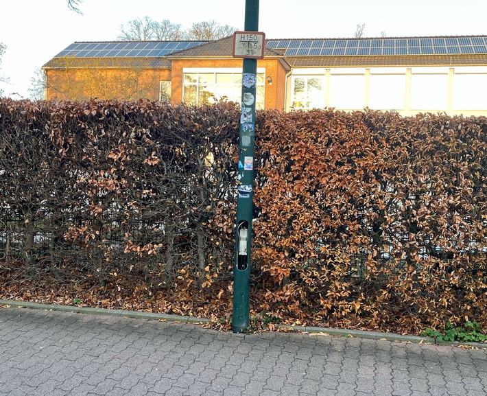 POL-KLE: Kevelaer - Abdeckklappe von mehreren Straßenlaternen entwendet: Gefahrenstelle durch Mitarbeitende des Bauhofs beseitigt