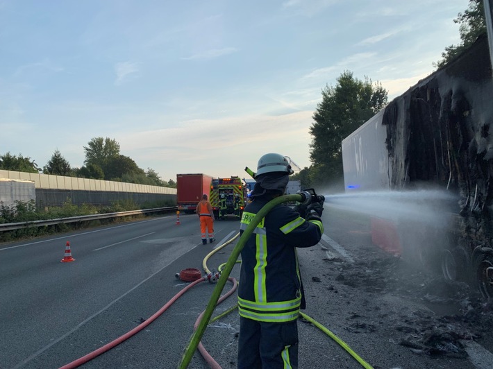 FF Bad Salzuflen: Lkw-Auflieger mit 20 Tonnen Fleisch geht in Flammen auf / Autobahn 2 ist in Fahrtrichtung Hannover für längere Zeit voll gesperrt. Es bilden sich lange Staus
