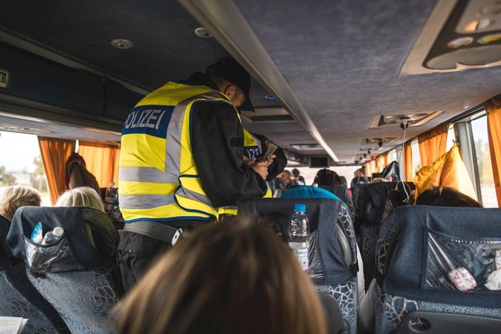 Bundespolizeidirektion München: Zwei Frauen, zwei Haftbefehle aus 2023 / Zwei Festnahmen bei Grenzkontrollen auf Inntalautobahn