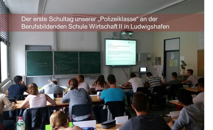 POL-PPRP: ++ Schule und Polizei ++
Der erste Unterrichtstag der Höheren Berufsfachschule Polizei in Ludwigshafen