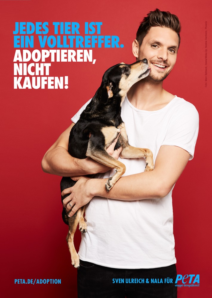 Tiere adoptieren, nicht kaufen! Bayern-Torwart Sven Ulreich in neuer PETA-Kampagne / Kauf beim Züchter oder im Zoohandel nimmt heimatlosen Tieren Chance auf Zuhause