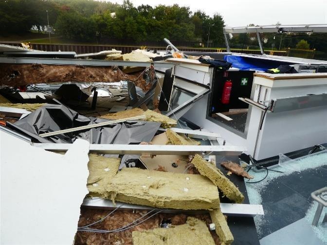 POL-DU: Oberhausen/Duisburg: Tankmotorschiff rammt Schleusenbrücke