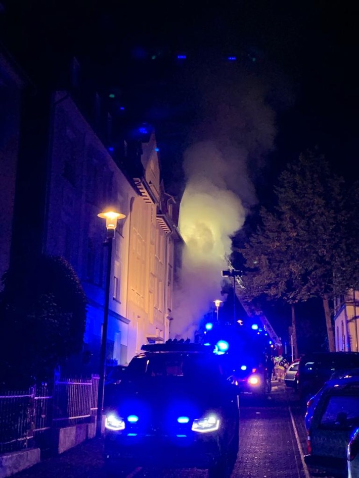 POL-MK: Sieben Menschen bei Wohnhausbrand verletzt