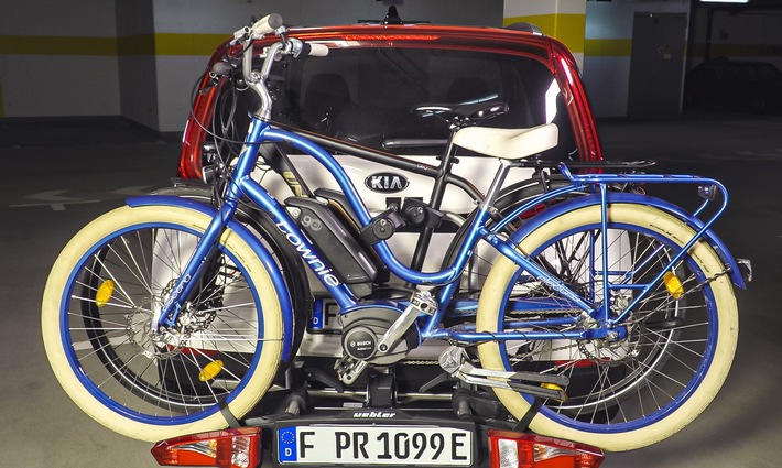 E-Bikes zu schwer für den Transport am E-Auto? / ADAC SE gibt Tipps / Elektroauto Kia e-Soul mit Anhängerkupplung verfügbar / Maximale Stützlast beachten / Vorsicht beim Rangieren 