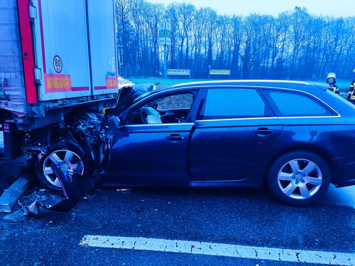 POL-NI: Nienburg/Linsburg - Auffahrunfall - PKW schiebt sich unter LKW - Fahrer verletzt