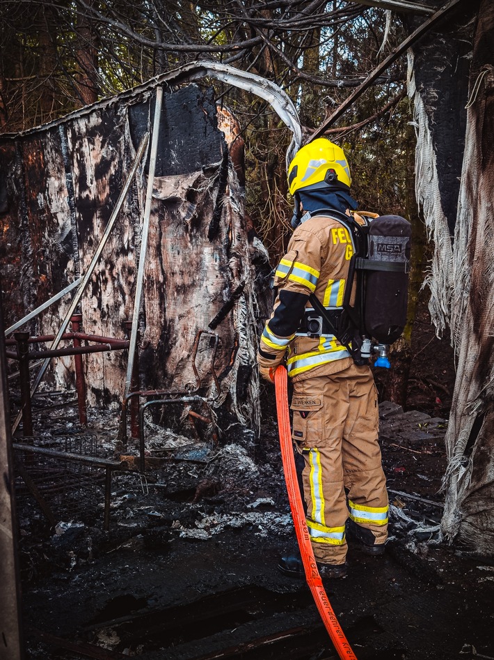 FW Gronau: Brand eines als Lager genutzten Containers