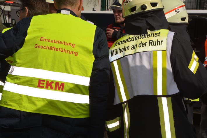 FW-MH: Feuerwehr Mülheim übt für den Ernstfall. / Feuer auf einer Station des Evangelischen Krankenhauses.