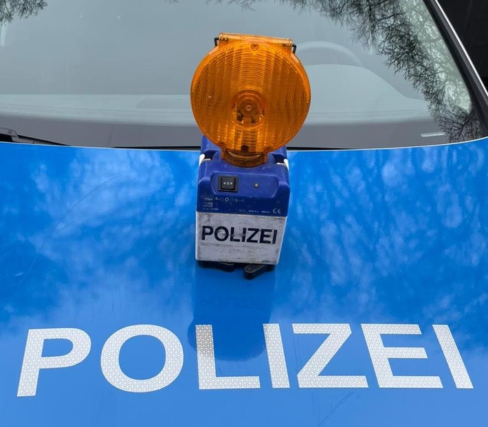 POL-STD: Unbekannte Autokäufer stellen PKW an der Autobahn ab - Absicherungsleuchten der Polizei entwendet