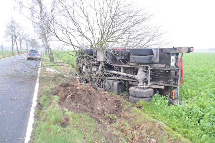 POL-CE: Langlingen - LKW kommt von der Fahrbahn ab und prallt gegen Baum