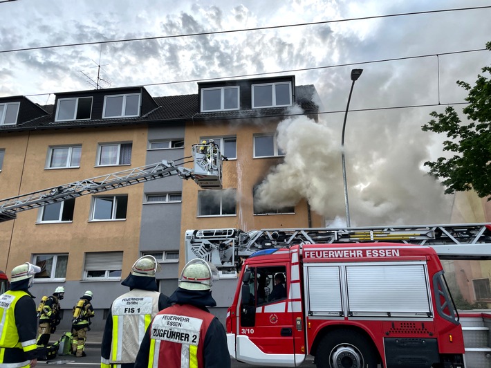 FW-E: Ausgedehnter Zimmerbrand in Mehrfamilienhaus in Essen-Altendorf, keine Verletzten