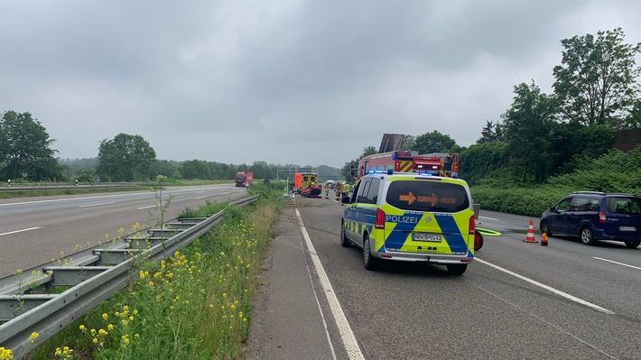 FW Ratingen: Auto überschlug sich auf BAB 3 - Fahrer leicht verletzt