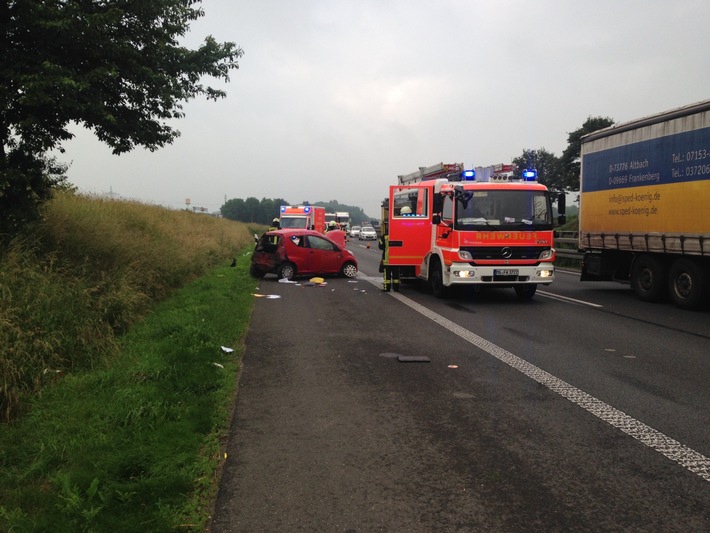 FW-MG: Schwerer Verkehrsunfall, Fahrerin aus Fahrzeug geschleudert