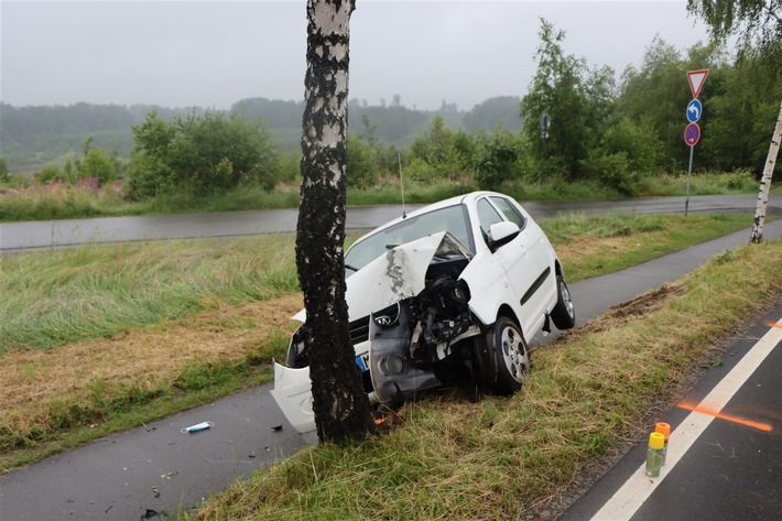 POL-GM: 020721-498: Frontal gegen Baum