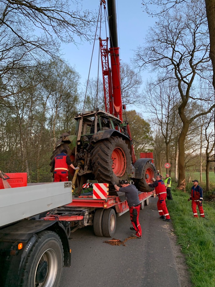 FFW Schiffdorf: 28 Jähriger Traktor-Fahrer prallt gegen Baum: Fahrer kommt schwerverletzt in Krankenhaus