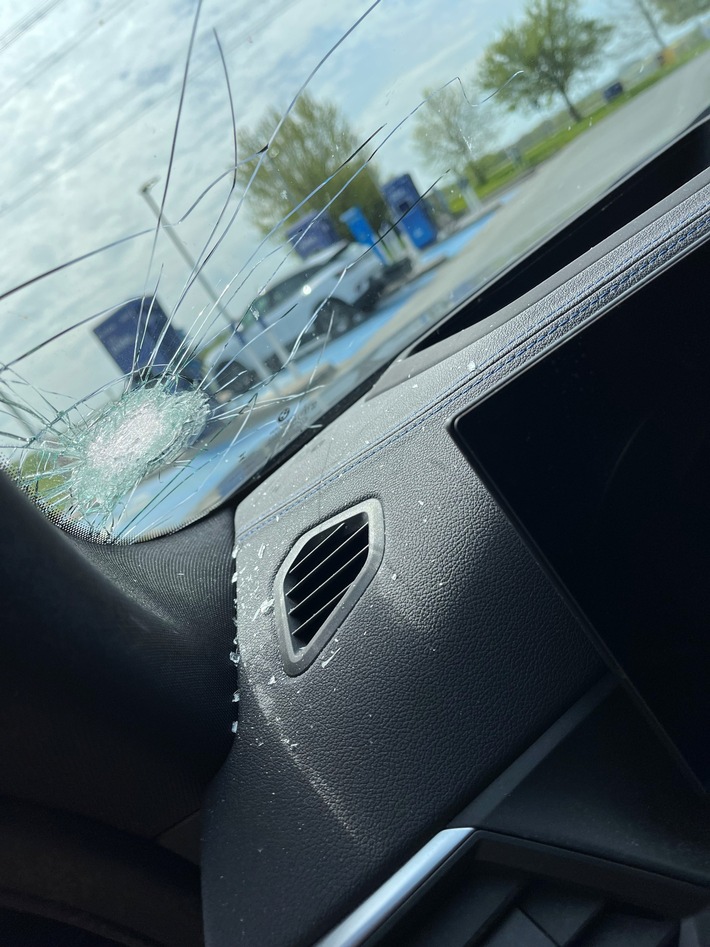 POL-PB: Pressemitteilung der Polizei Bielefeld: Brückenwerfer gesucht - Fahrzeug beschädigt