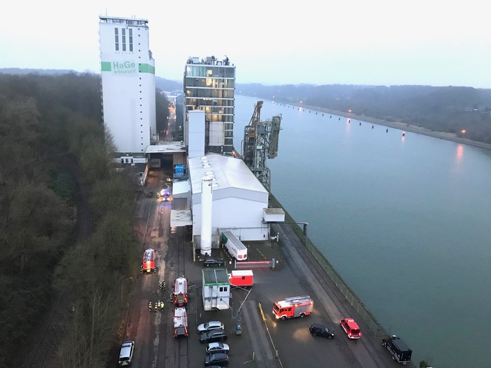 FW-Kiel: Feuer im Rapssilo in der Uferstraße