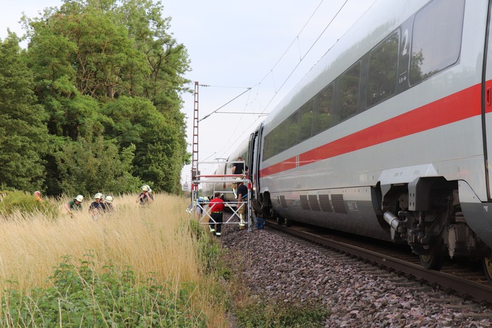 FW Frankenthal: Evakuierung von 320 Fahrgästen aus liegengebliebenem ICE
