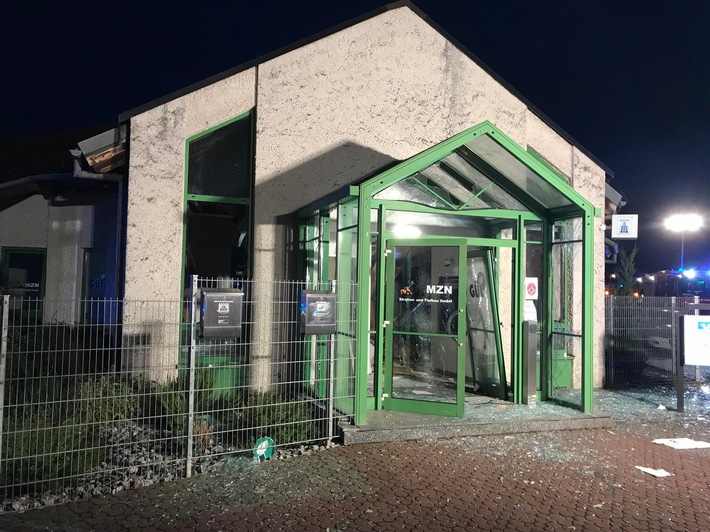 POL-PPMZ: Mainz - Bingen-Dietersheim - Geldautomat gesprengt - Täter flüchtig