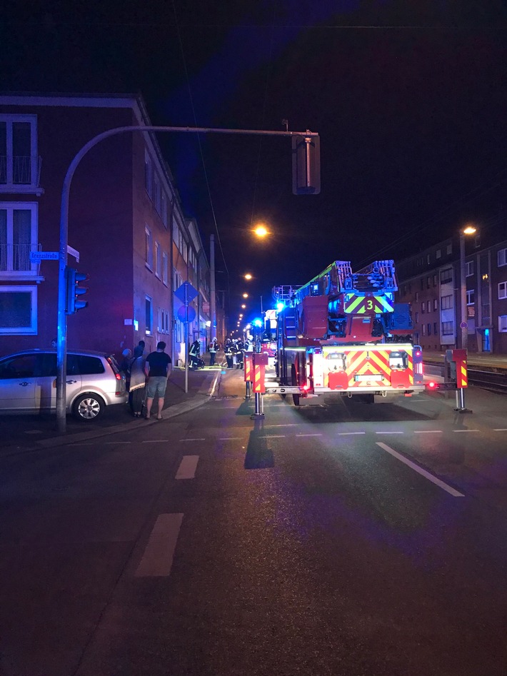 FW-GE: Feuer mit Menschenleben in Gefahr im Stadtteil Schalke - Ein Verletzter bei Wohnungsbrand