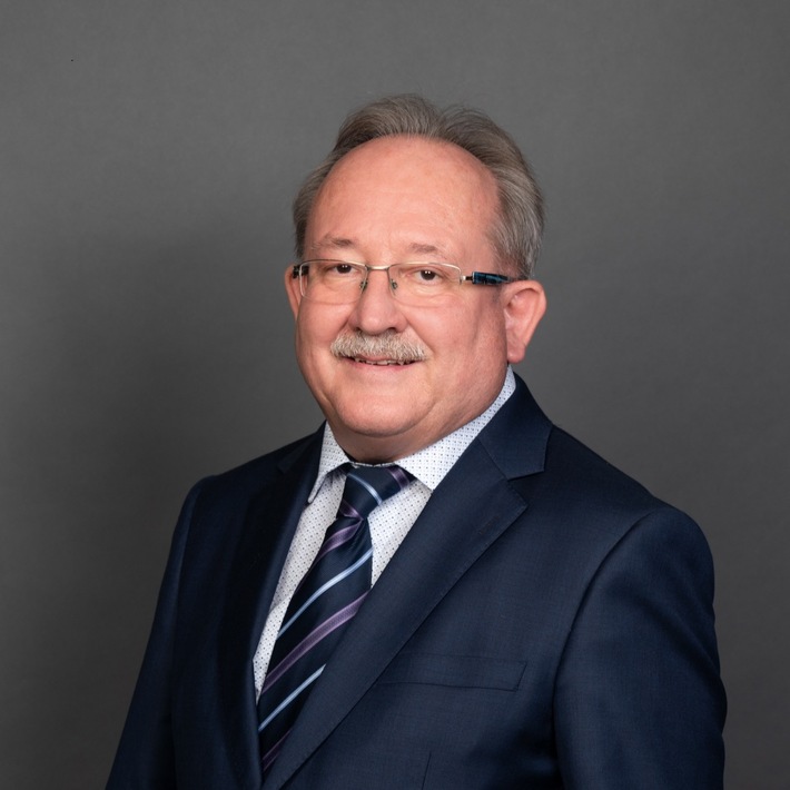 Bundesverdienstkreuz für Franz Peter Sichler - Medizinischer Dienst Bayern gratuliert seinem alternierenden Verwaltungsratsvorsitzenden zur Auszeichnung