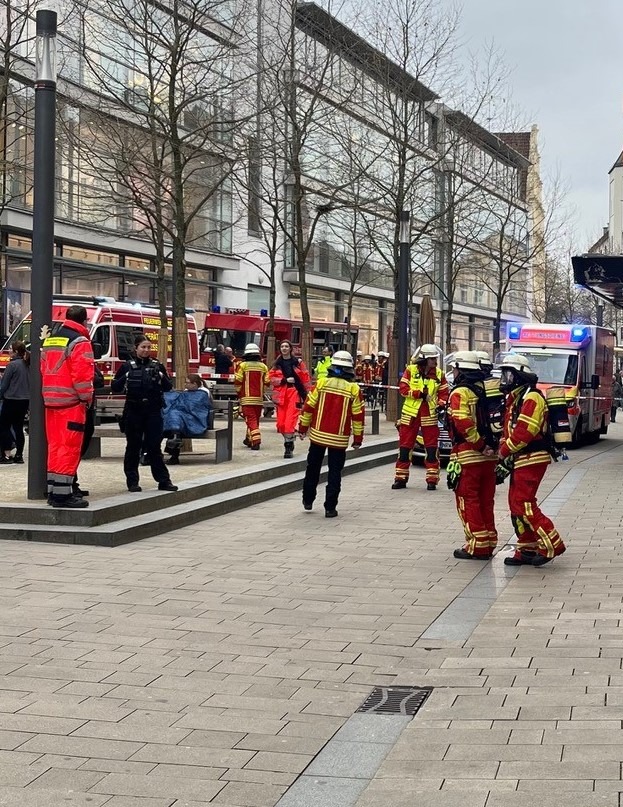 FW Minden: Austritt einer unbekannten Flüssigkeit in Drogeriemarkt verursacht Feuerwehreinsatz