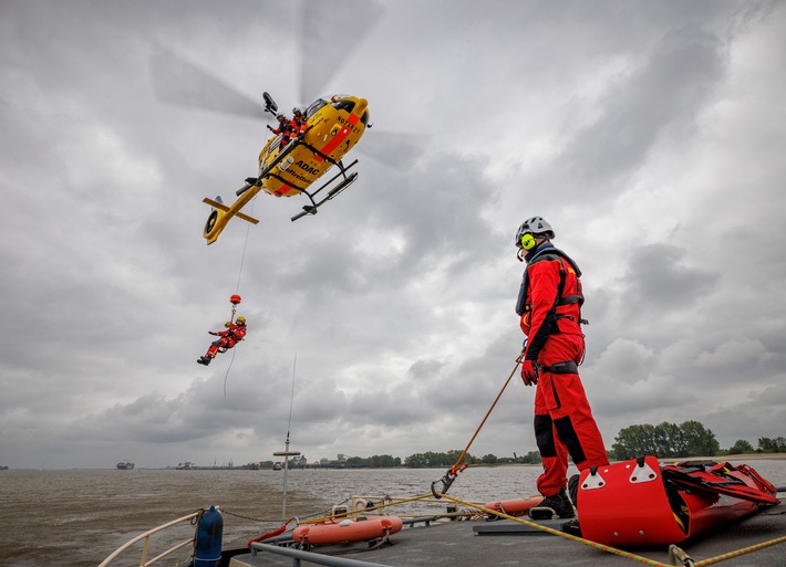 adac-stiftung_luftrettung_windentraining_buesum_philip_bockshammer_b18x13.jpg