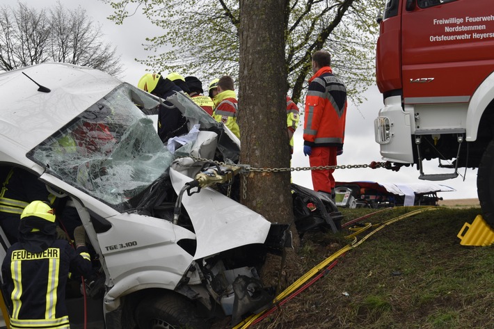 POL-HI: Verkehrsunfall mit einer schwerverletzten Person und Vollsperrung der Bundesstraße 1