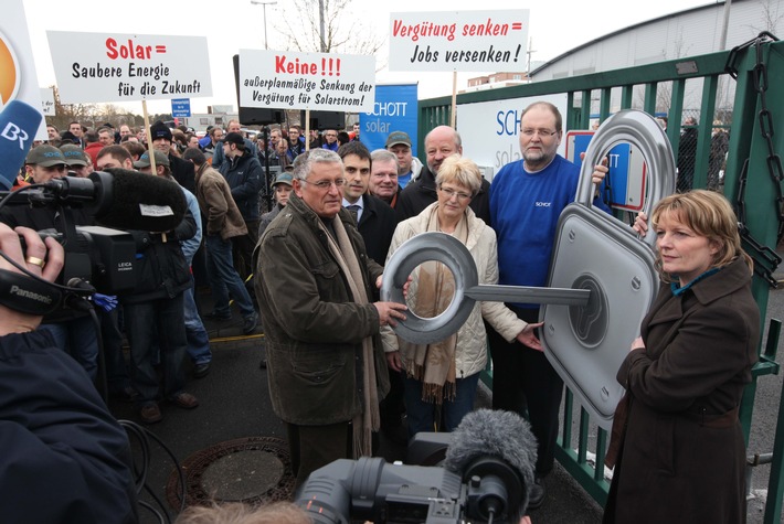 Protest bei SCHOTT Solar gegen geplante EEG-Novelle