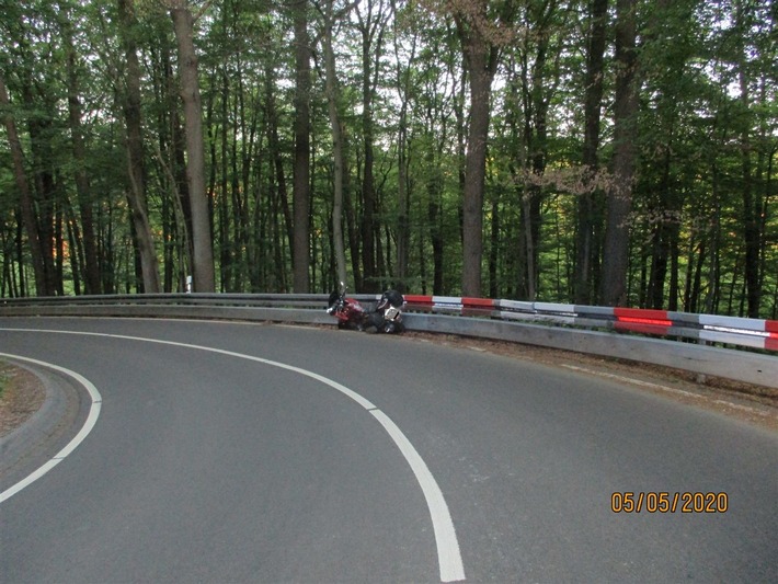 POL-RBK: Odenthal - Motorradfahrer verletzt sich bei Sturz in einer Spitzkehre