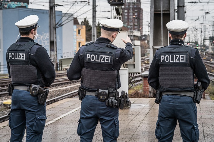 BPOL NRW: Heftige Faustschläge ins Gesicht: Bundespolizei ermittelt gegen Kampfsportler