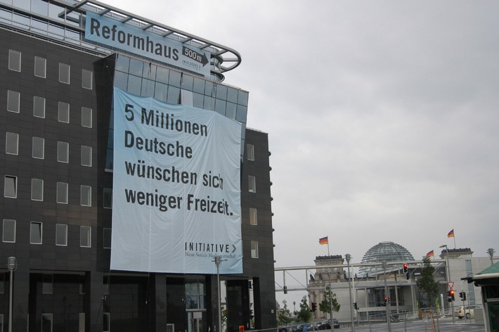Initiative Neue Soziale Marktwirtschaft fordert ein &quot;Reformhaus&quot;: Großplakat vor dem Reichstag mahnt zu Reformen auf dem Arbeitsmarkt