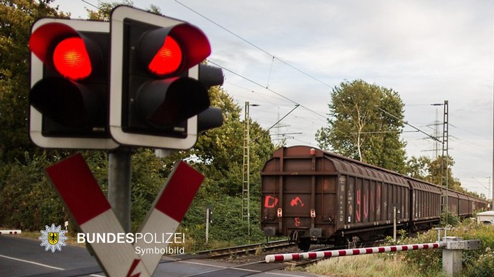 BPOL-KS: Schrankenbaum abgerissen - Unfall am Bahnübergang