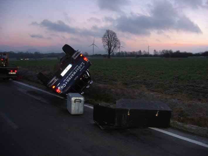 POL-HOL: Landesstraßen 581 und 583: Stadtoldenorf - Arholzen und Stadtoldendorf - B 64: Fünf Glatteisunfälle in 25 Minuten - Zwei schwer- und eine leicht verletzte Person -