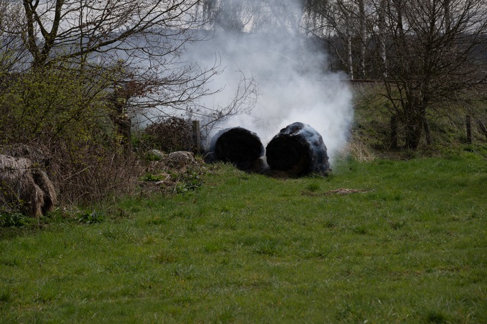 FW Menden: Feuerwehr Menden löscht Rundballenbrand auf Streuobstwiese