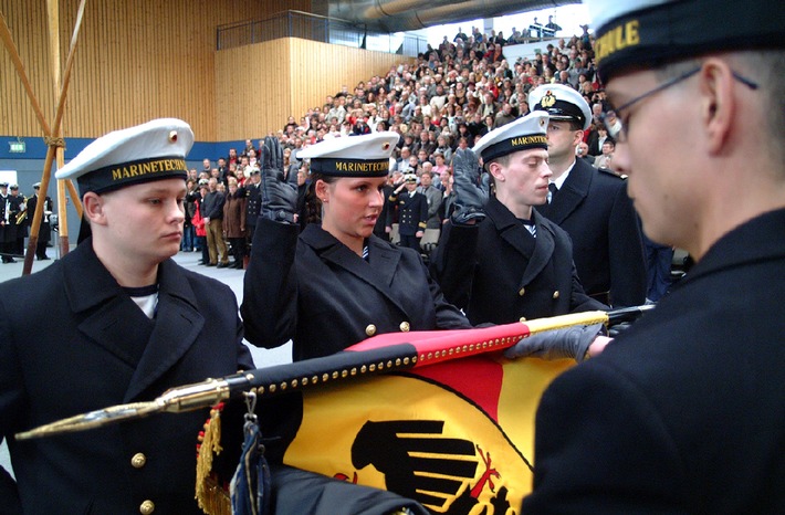 Deutsche Marine - Pressemeldung/ Pressetermin: Vereidigung in Parow zieht über 1.000 Familienangehörige von Marinerekruten nach Vorpommern