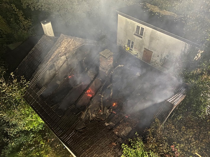 POL-ME: Leerstehendes Wohnhaus brennt aus - die Polizei ermittelt - Monheim am Rhein - 2310046